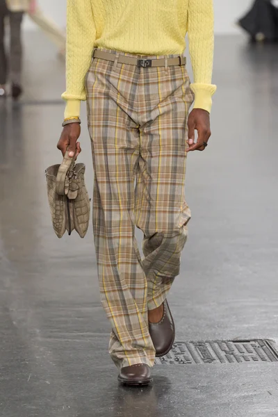 Look 16